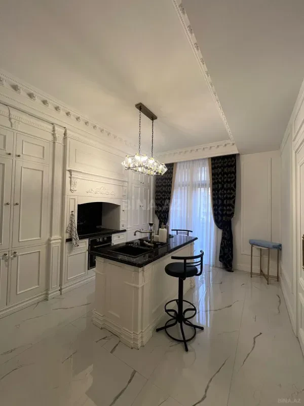 Satılır 4 otaqlı mənzil 209 m²