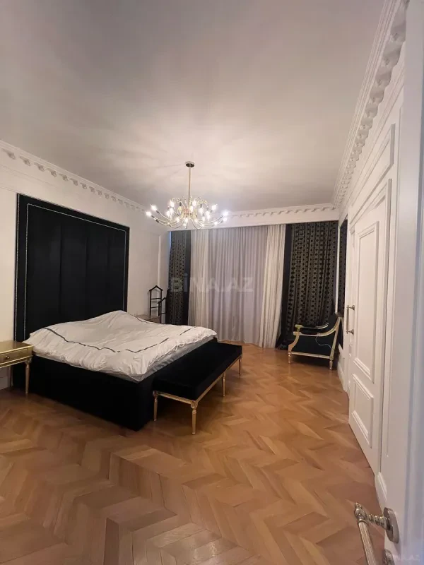 Satılır 4 otaqlı mənzil 209 m²