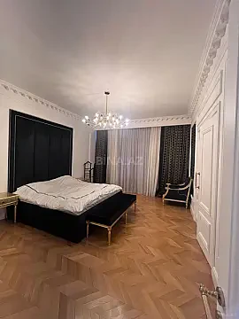 Satılır 4 otaqlı mənzil 209 m²