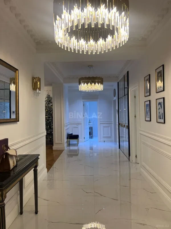 Satılır 4 otaqlı mənzil 209 m²