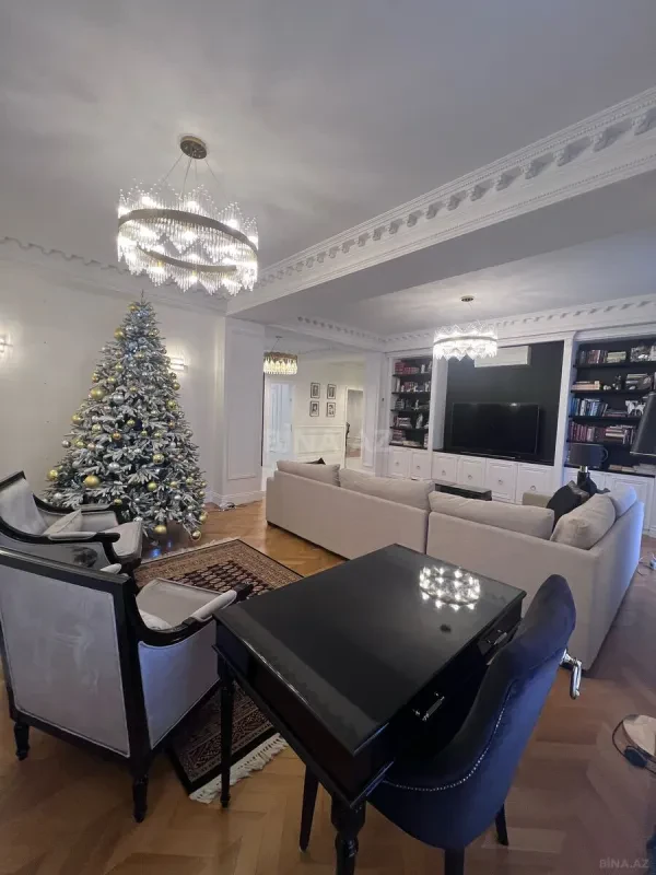 Satılır 4 otaqlı mənzil 209 m²