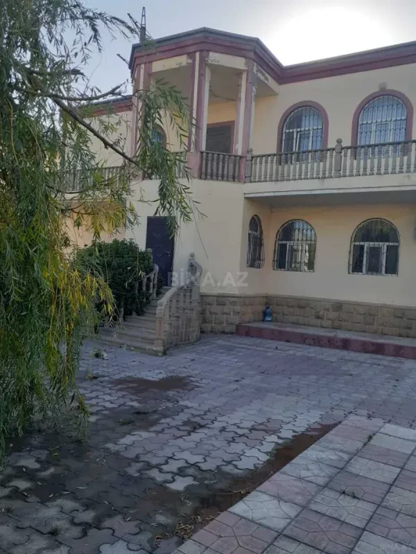 Satılır 10 otaqlı həyət evi 400 m²