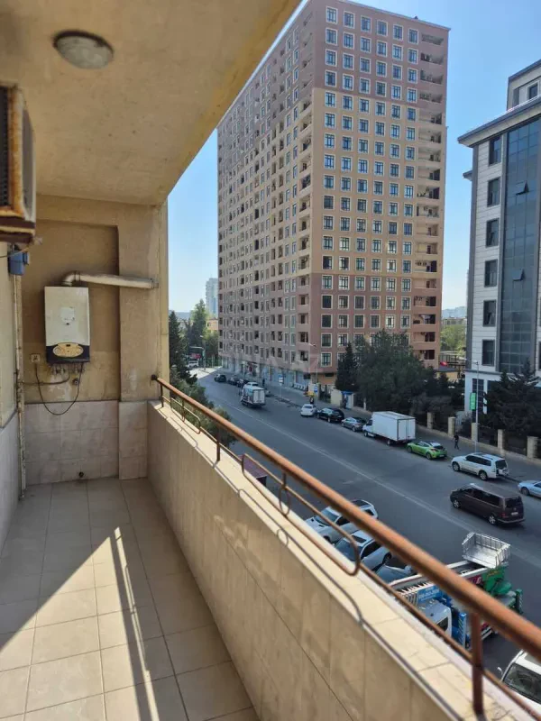 Satılır 4 otaqlı mənzil 180 m²
