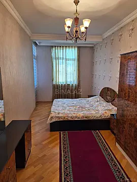 Satılır 4 otaqlı mənzil 180 m²