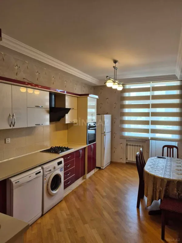 Satılır 4 otaqlı mənzil 180 m²