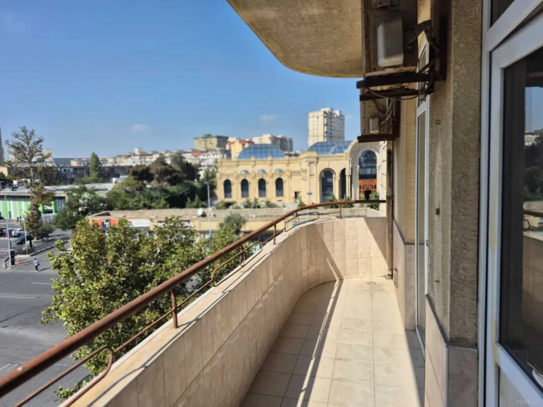 Satılır 4 otaqlı mənzil 180 m²