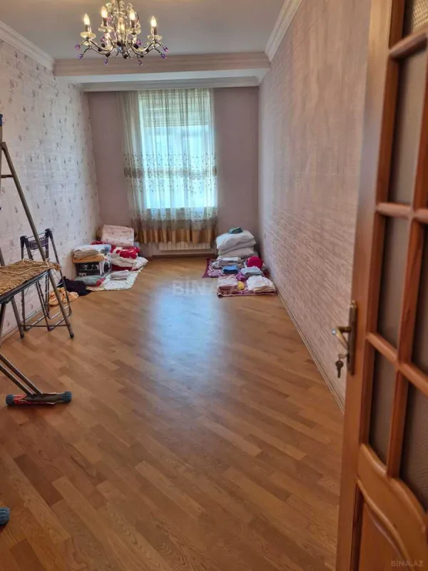 Satılır 4 otaqlı mənzil 180 m²