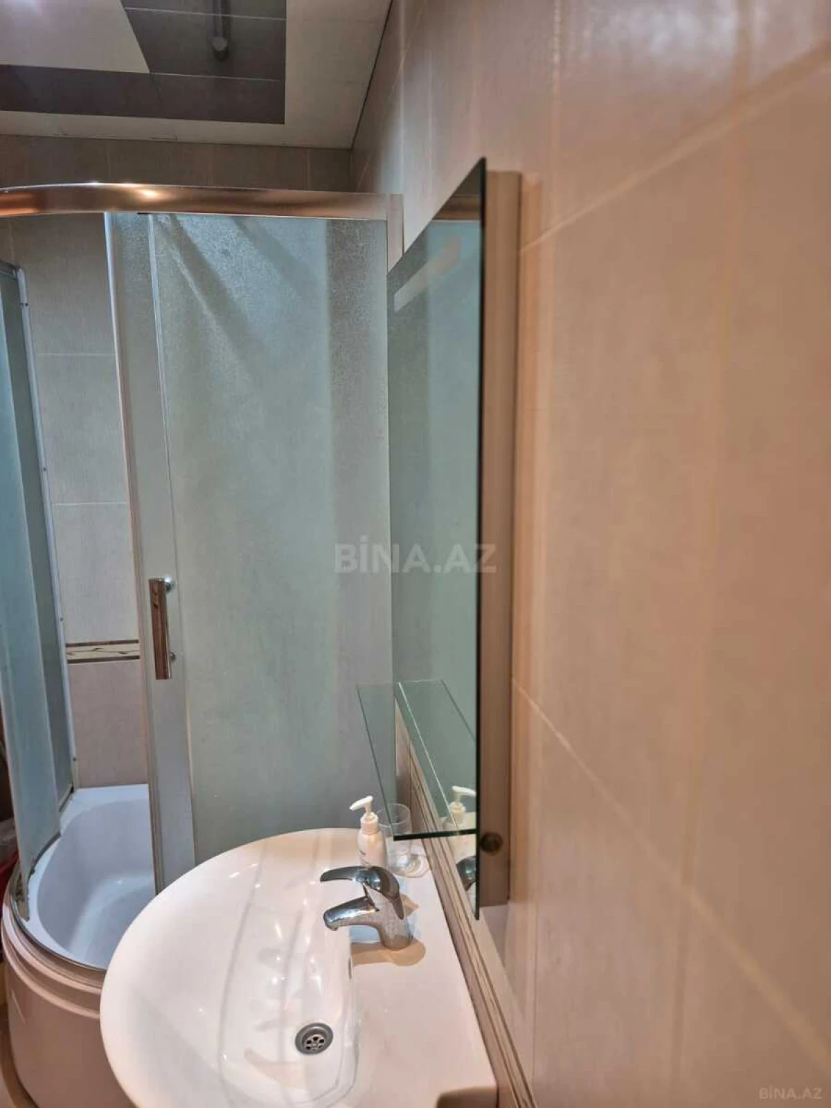 Satılır 4 otaqlı mənzil 180 m²
