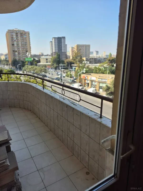 Satılır 4 otaqlı mənzil 180 m²