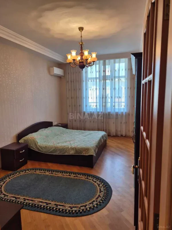 Satılır 4 otaqlı mənzil 180 m²