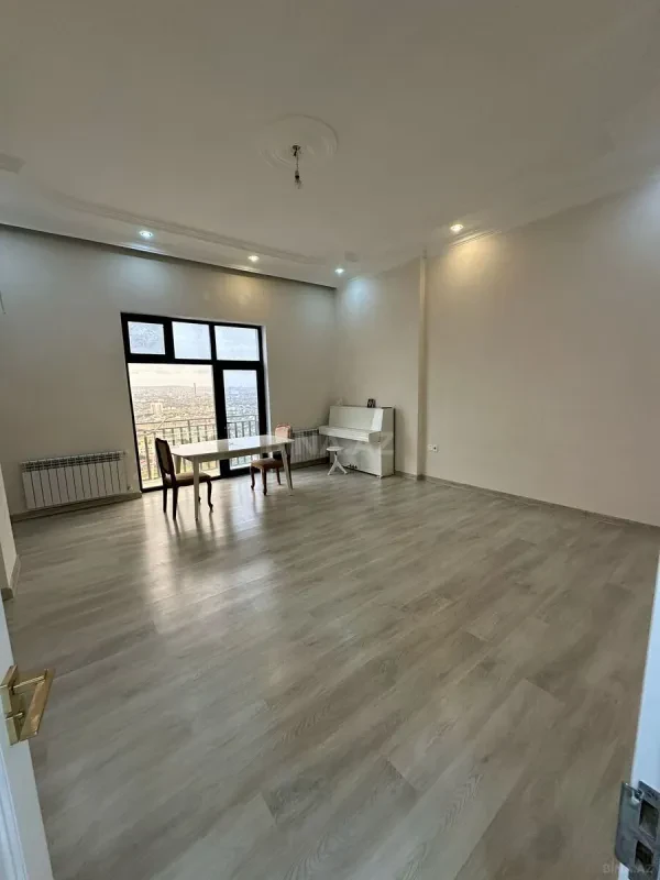Satılır 3 otaqlı mənzil 140 m²