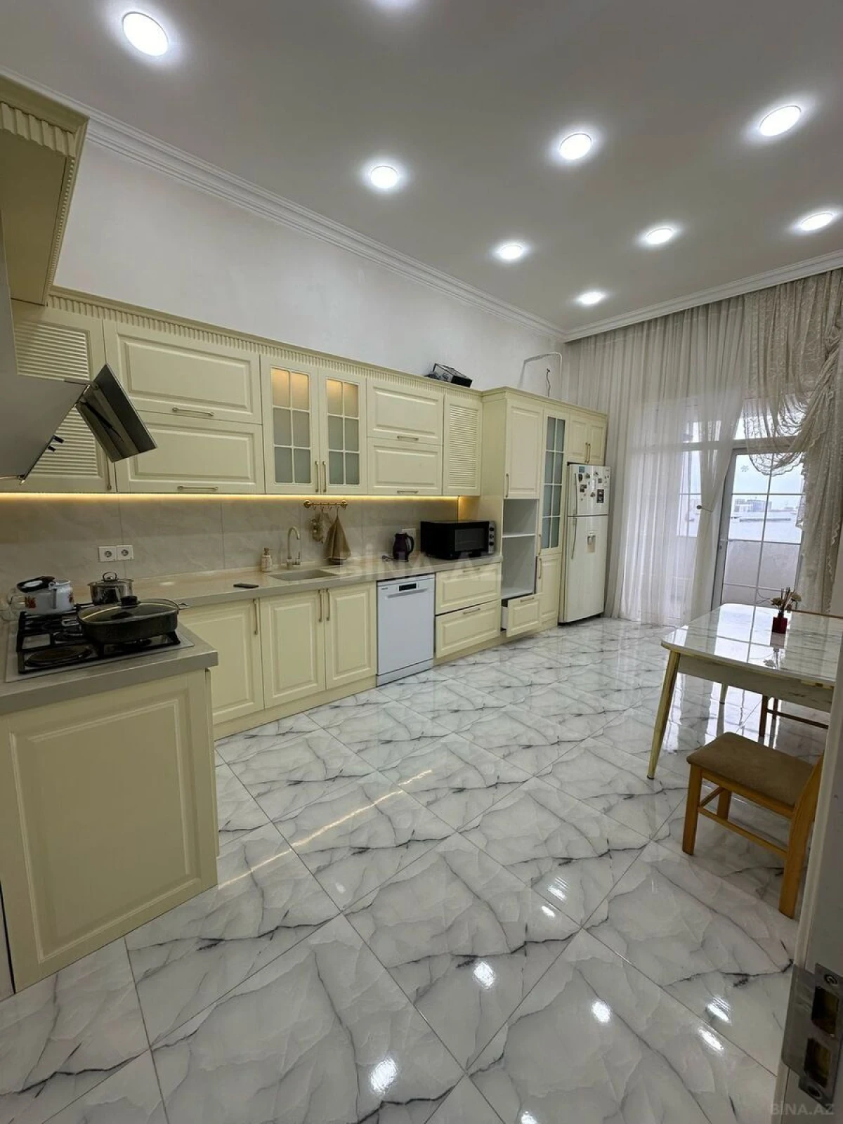 Satılır 3 otaqlı mənzil 140 m²