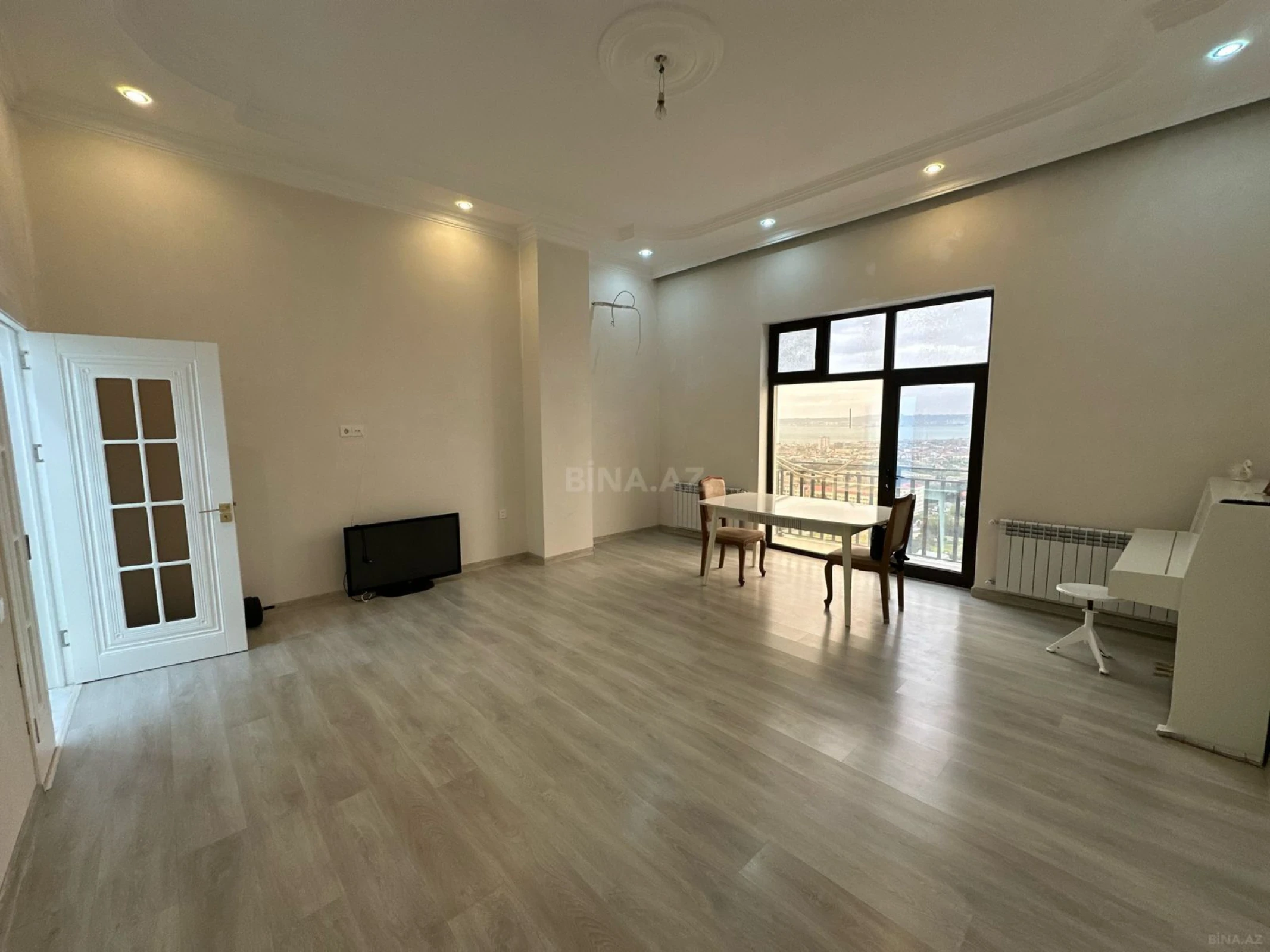 Satılır 3 otaqlı mənzil 140 m²