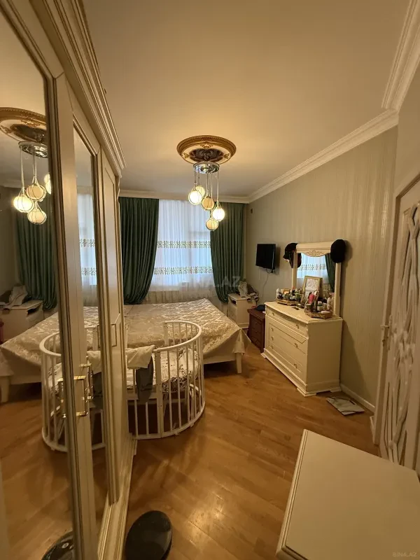 Satılır 4 otaqlı mənzil 133 m²