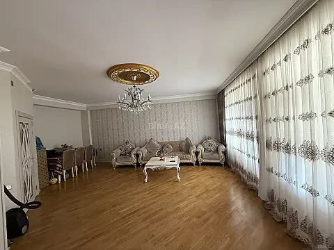 Satılır 4 otaqlı mənzil 133 m²