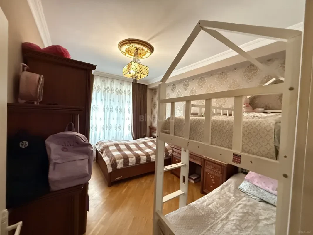 Satılır 4 otaqlı mənzil 133 m²