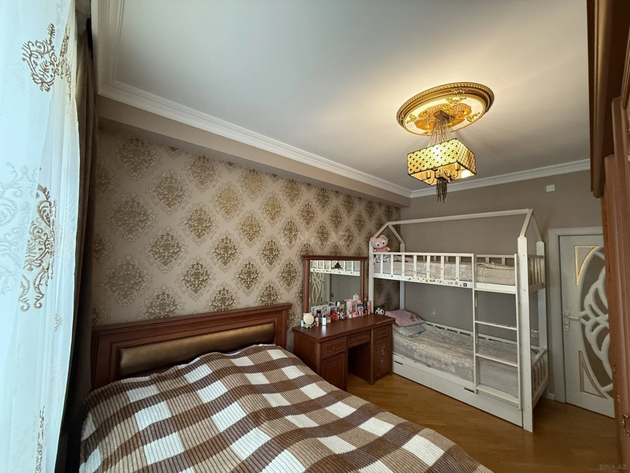 Satılır 4 otaqlı mənzil 133 m²