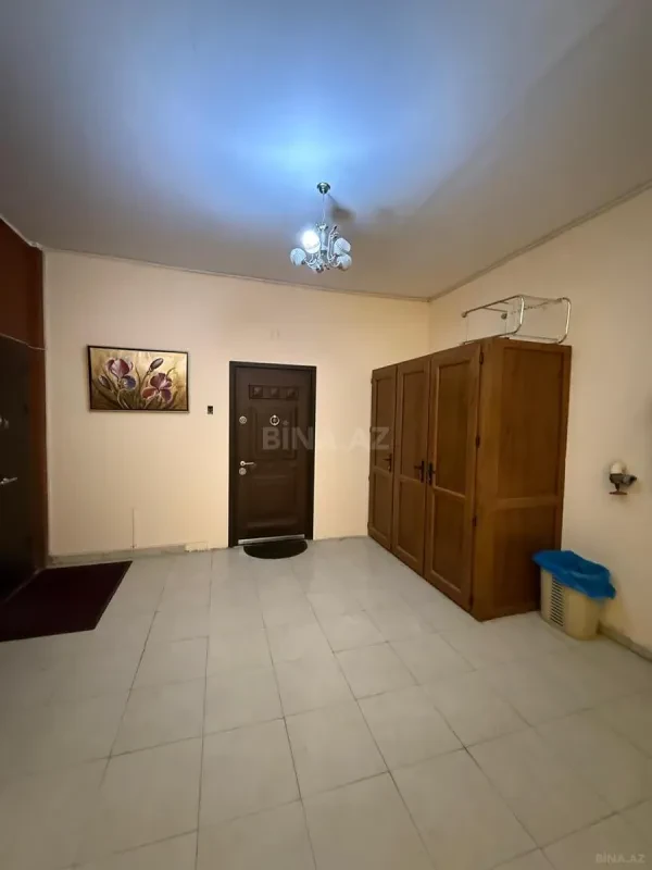 Satılır 4 otaqlı mənzil 175 m²