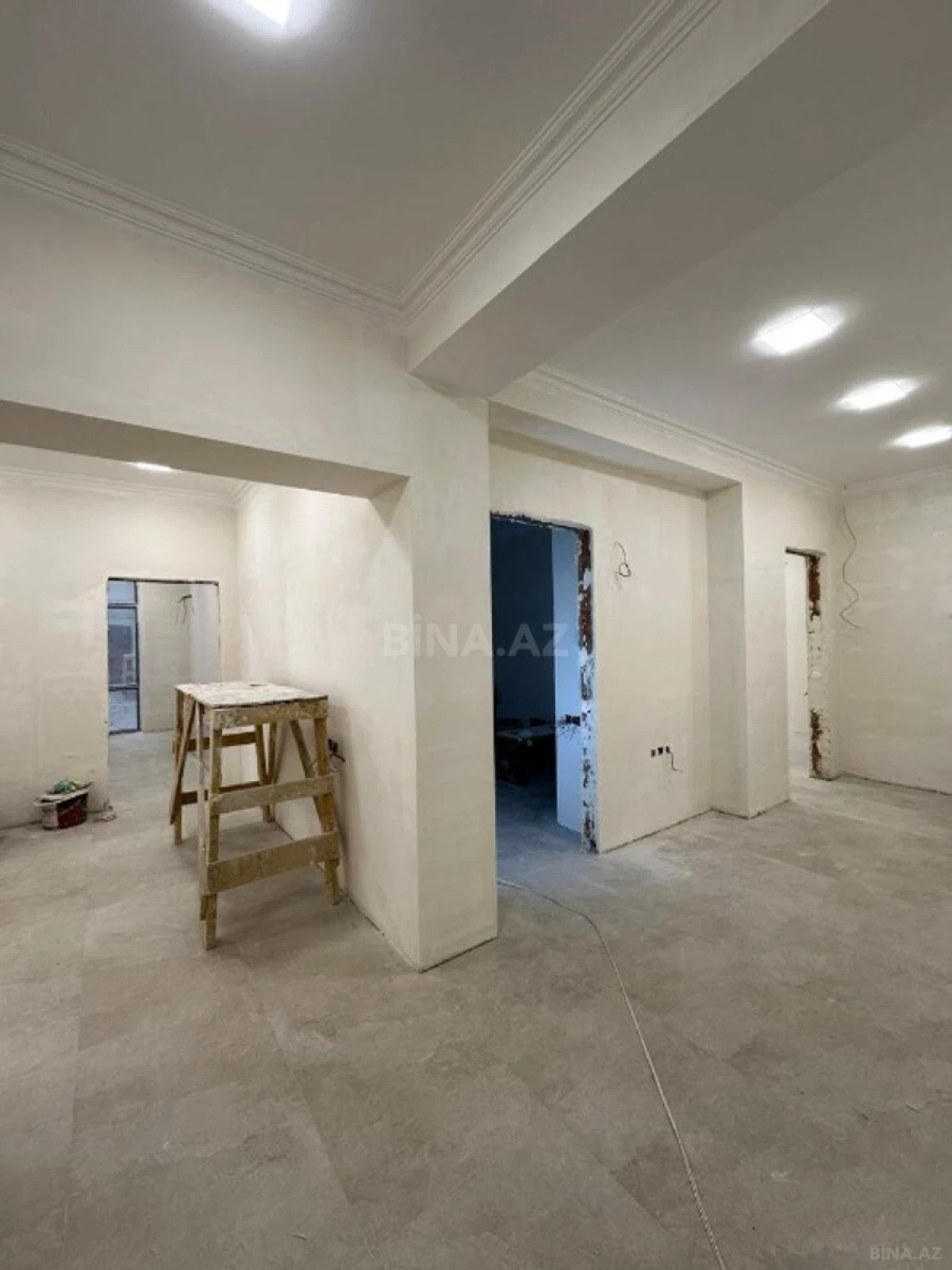 Satılır 4 otaqlı mənzil 210 m²