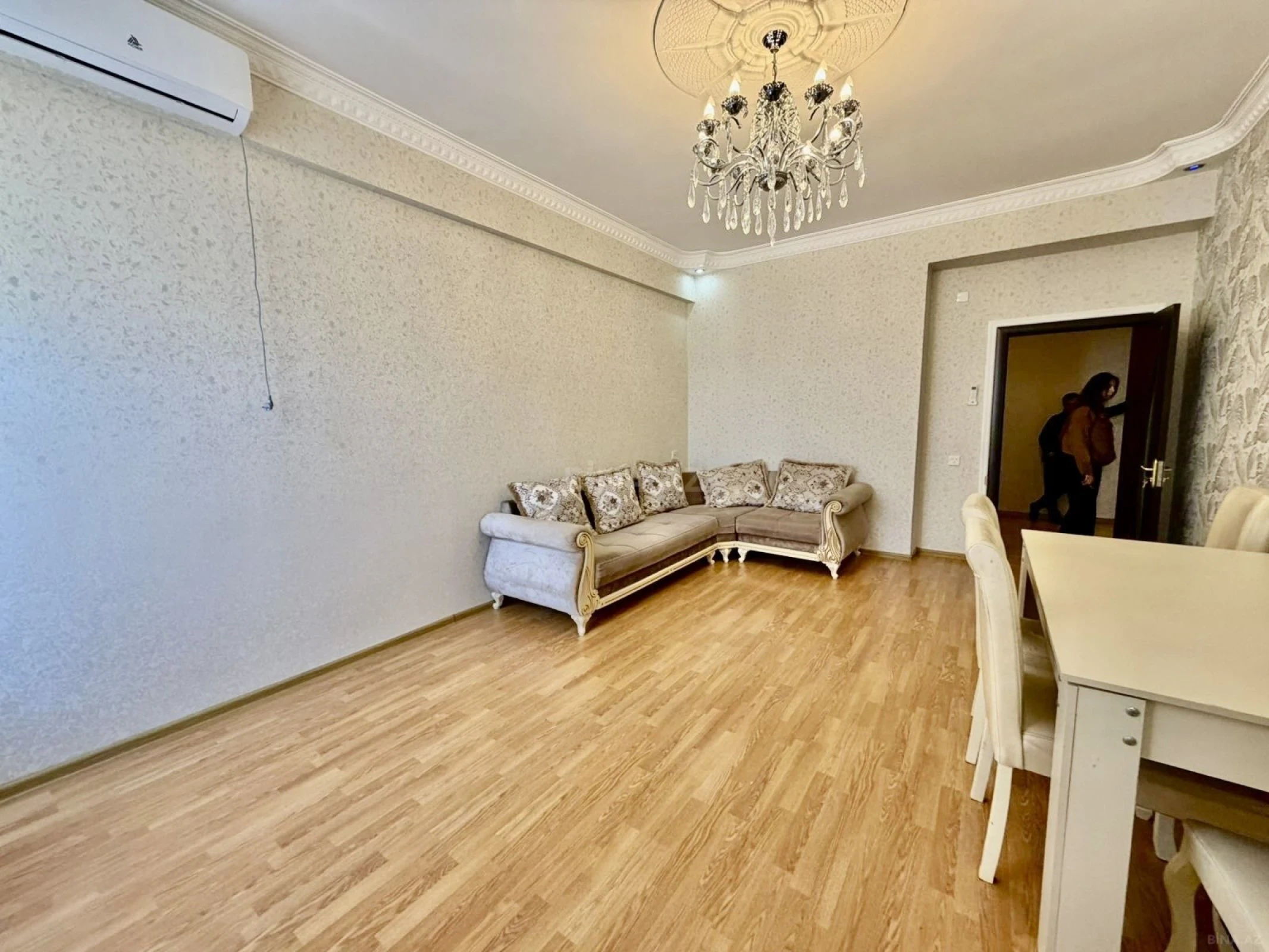 Satılır 2 otaqlı mənzil 73 m²
