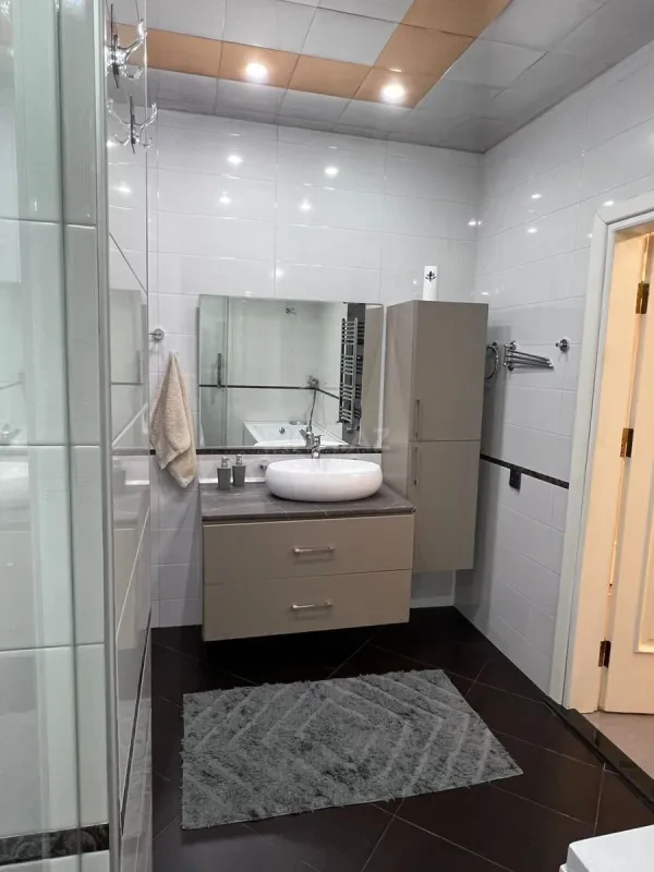 Kirayə verilir 4 otaqlı mənzil 170 m²