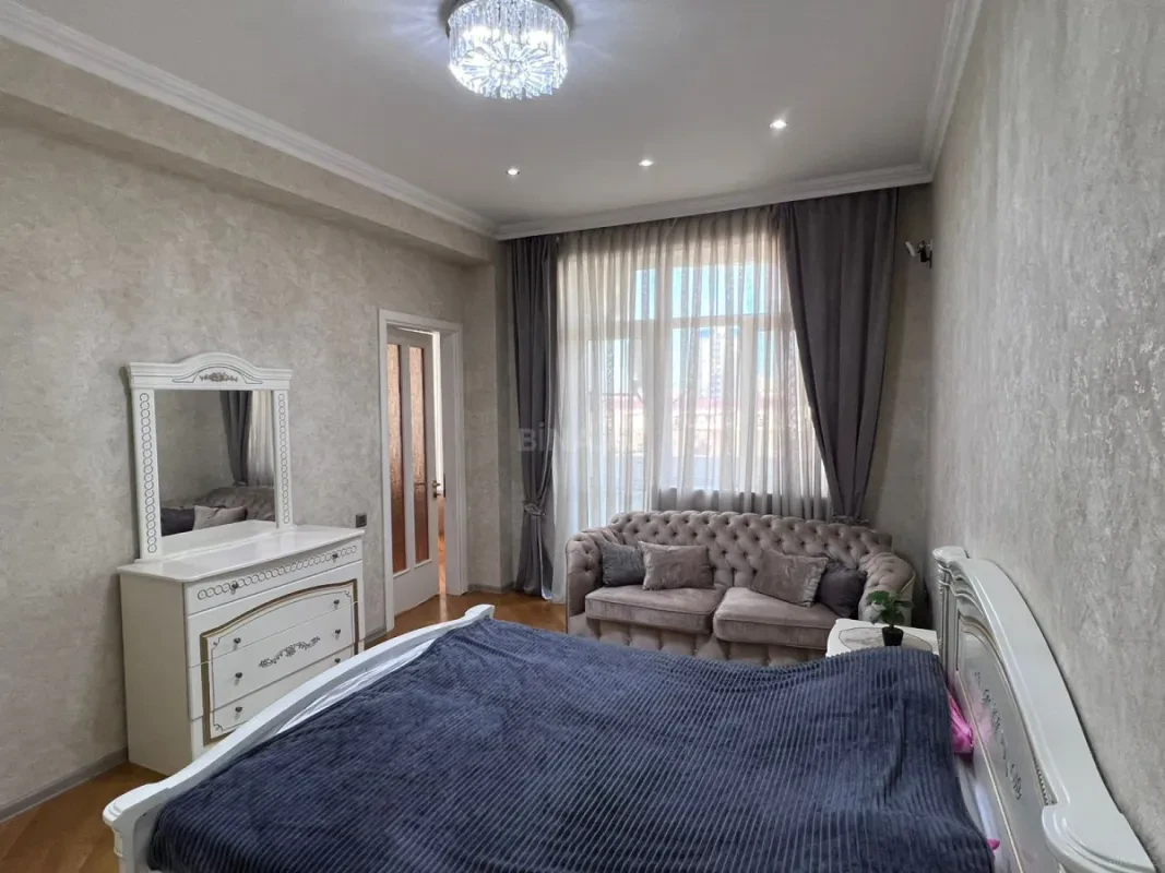 Kirayə verilir 4 otaqlı mənzil 170 m²