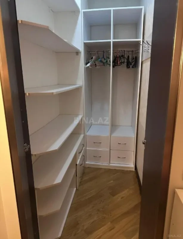 Satılır 3 otaqlı mənzil 178 m²