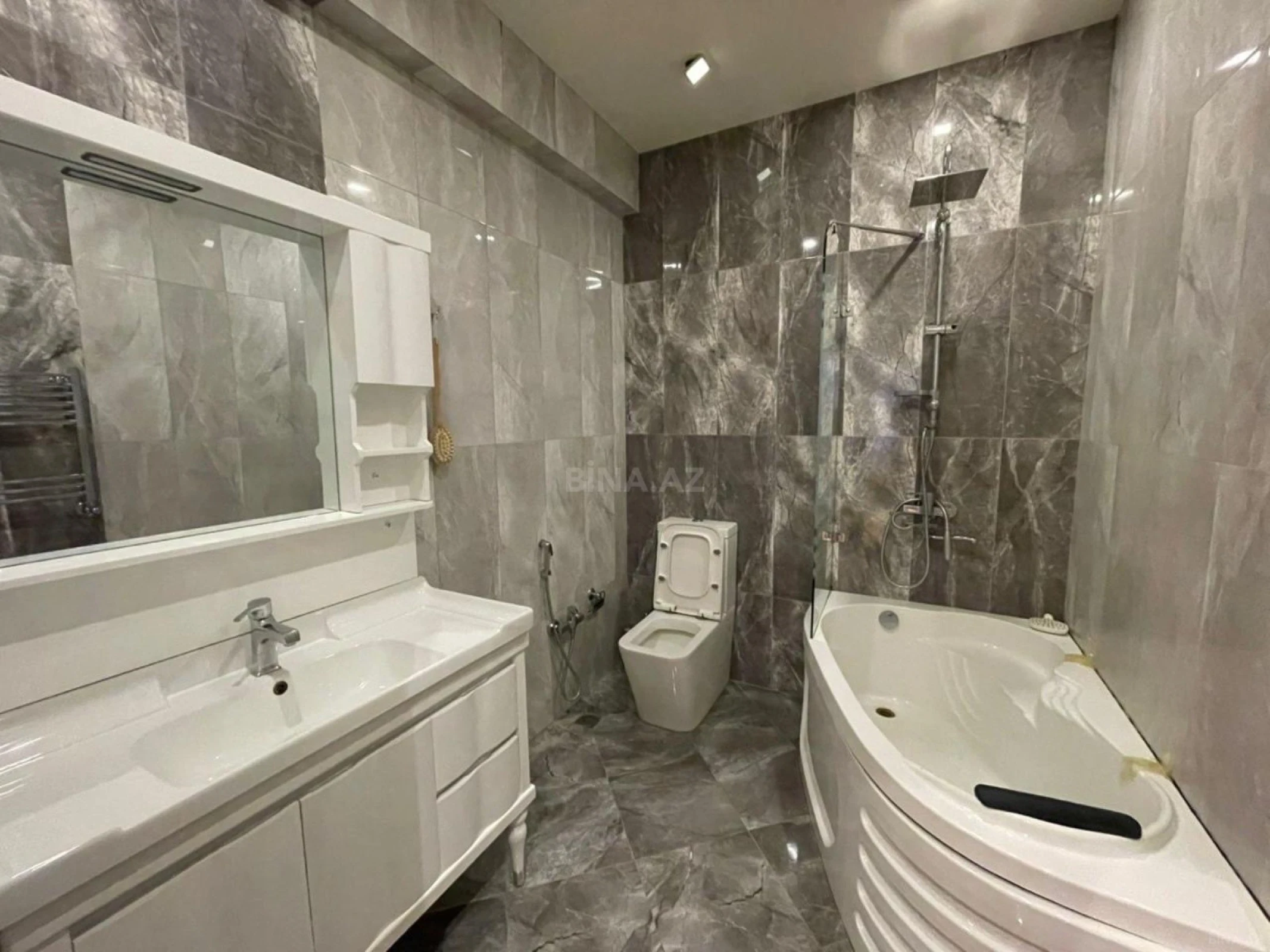 Kirayə verilir 2 otaqlı mənzil 90 m²