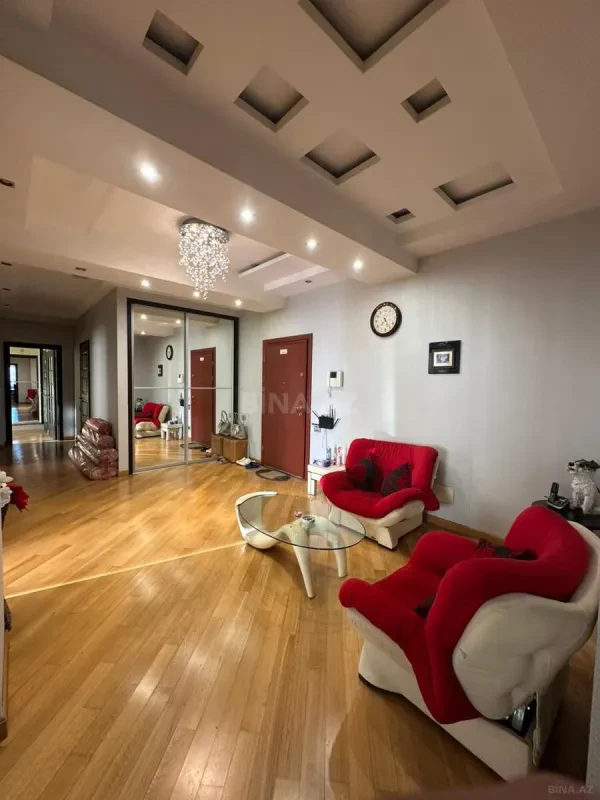 Kirayə verilir 3 otaqlı mənzil 136 m²