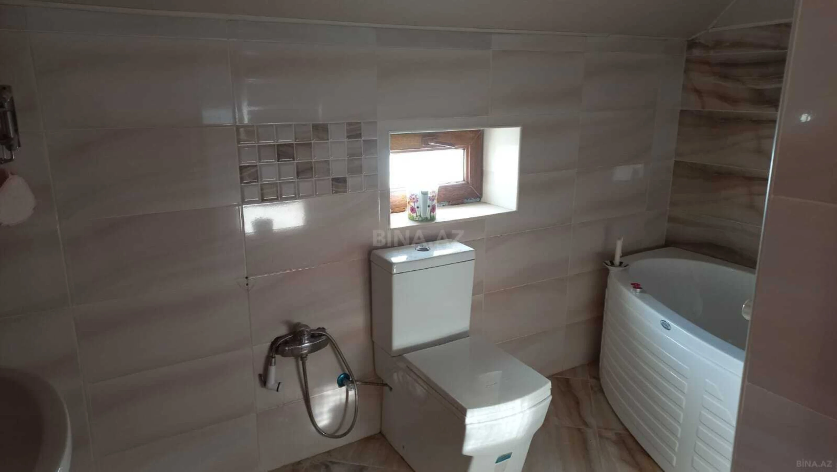Satılır 6 otaqlı həyət evi 338 m²