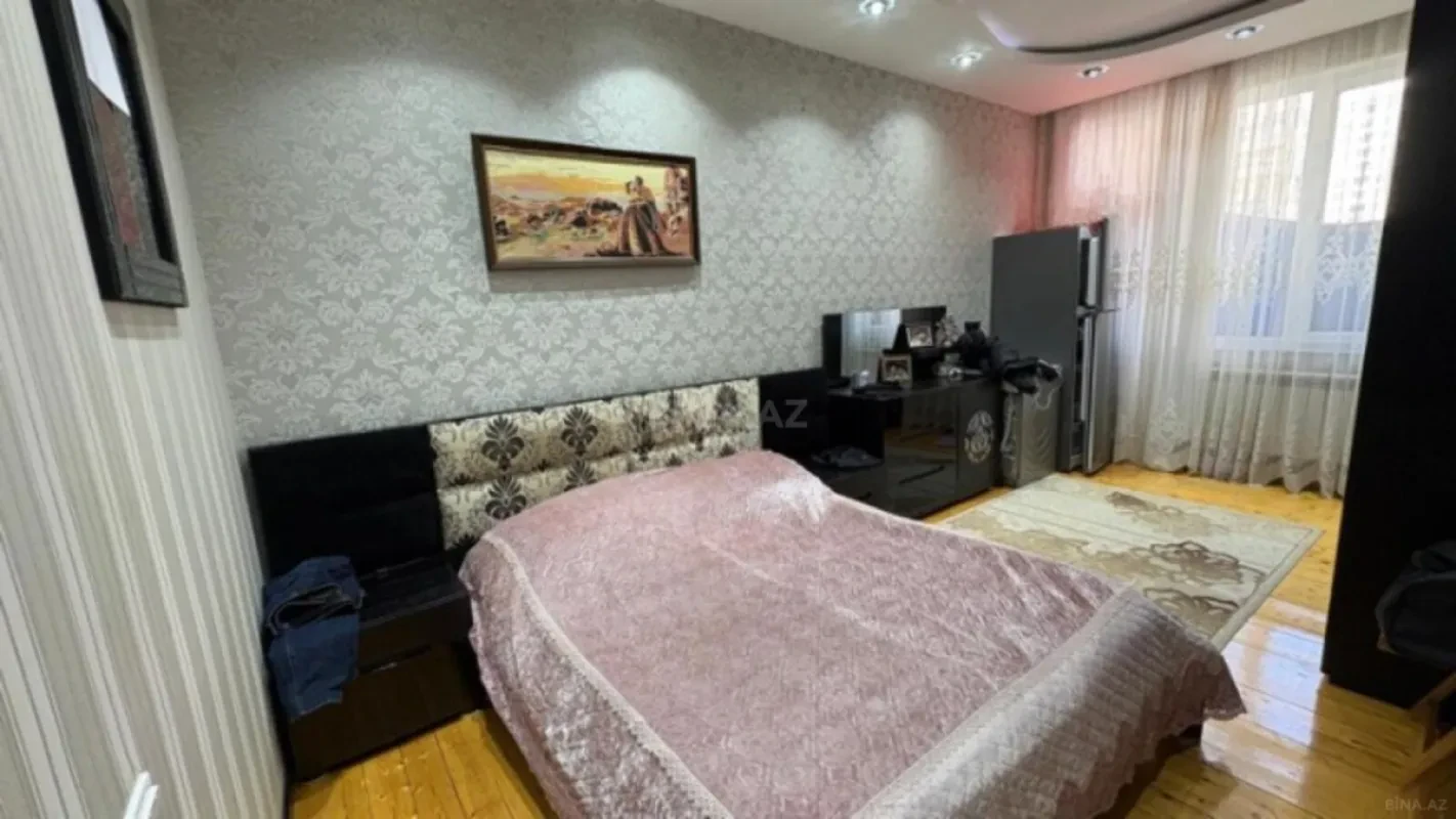 Satılır 4 otaqlı mənzil 135 m²