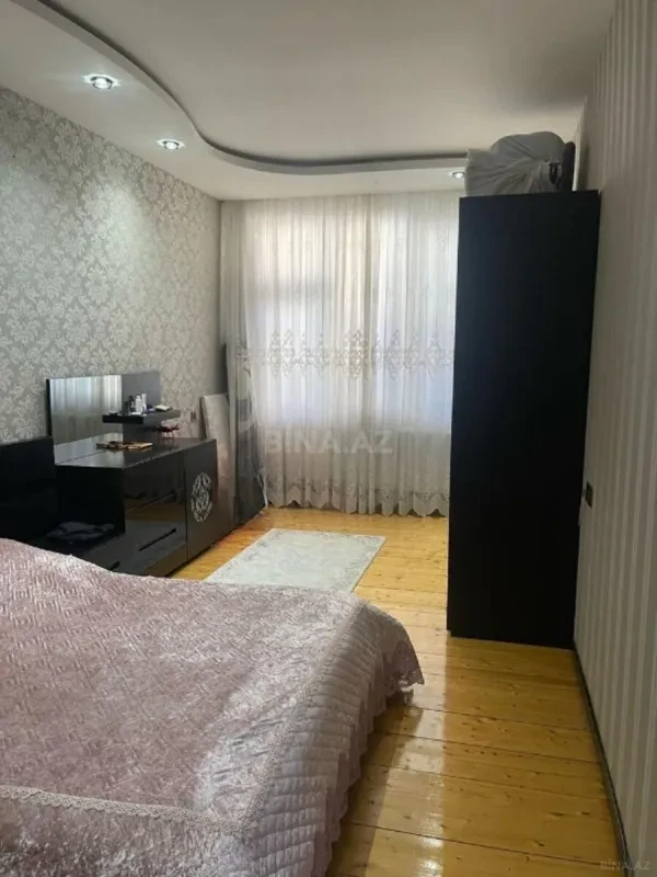Satılır 4 otaqlı mənzil 135 m²