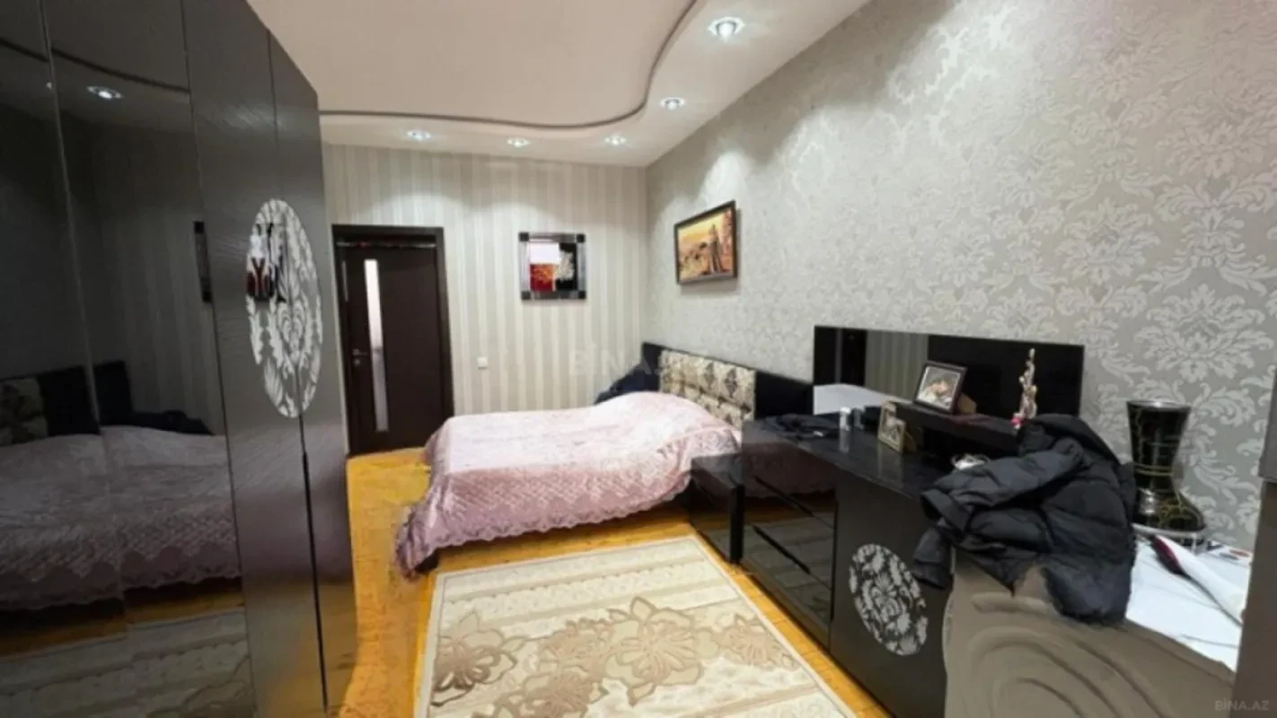 Satılır 4 otaqlı mənzil 135 m²