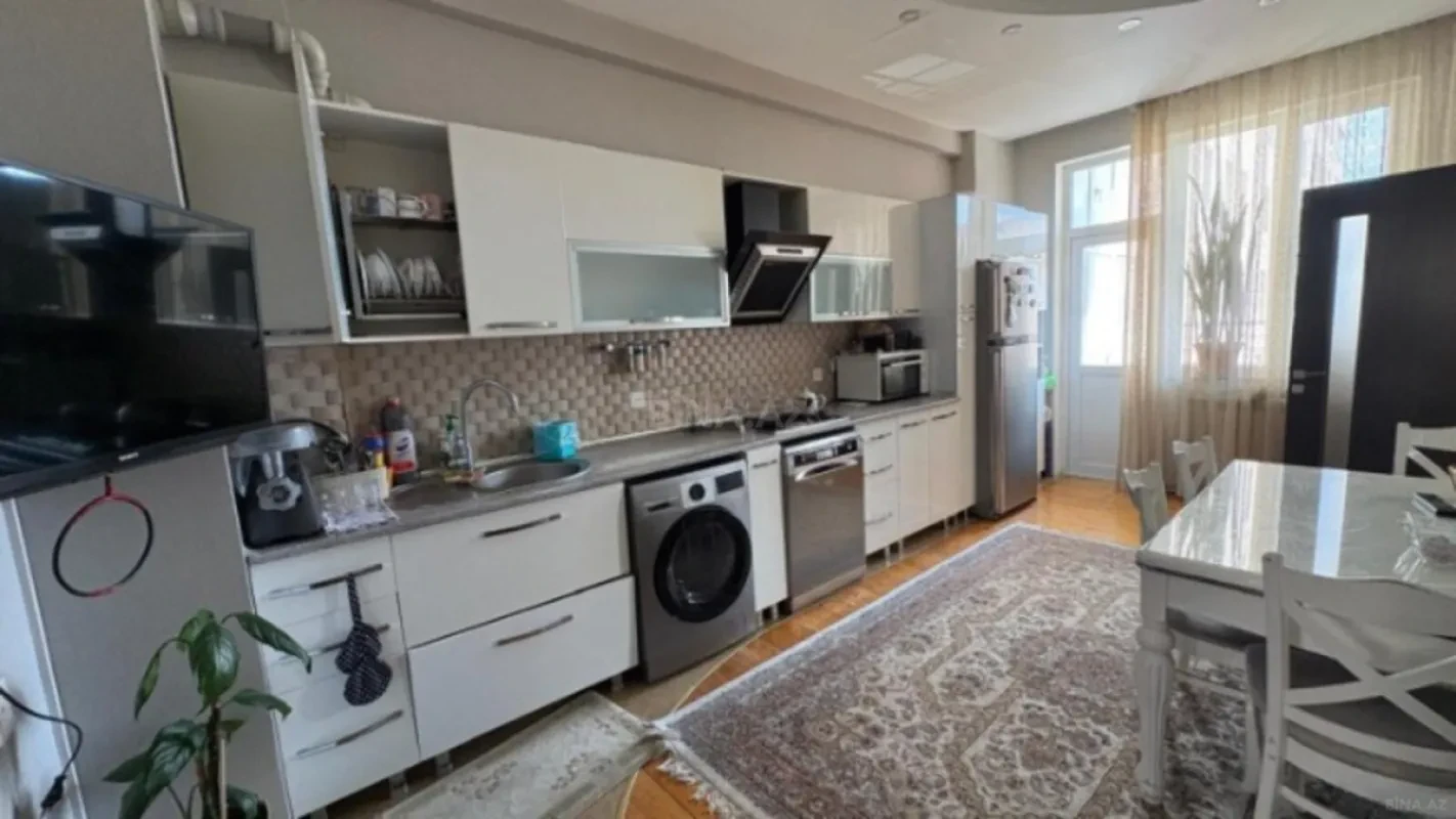 Satılır 4 otaqlı mənzil 135 m²