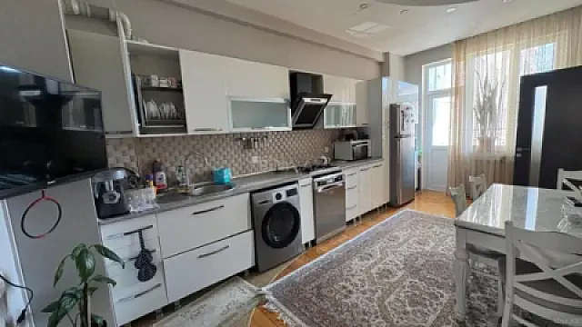 Satılır 4 otaqlı mənzil 135 m²
