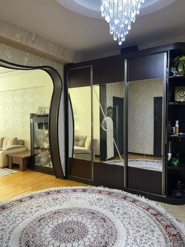 Satılır 4 otaqlı mənzil 135 m²