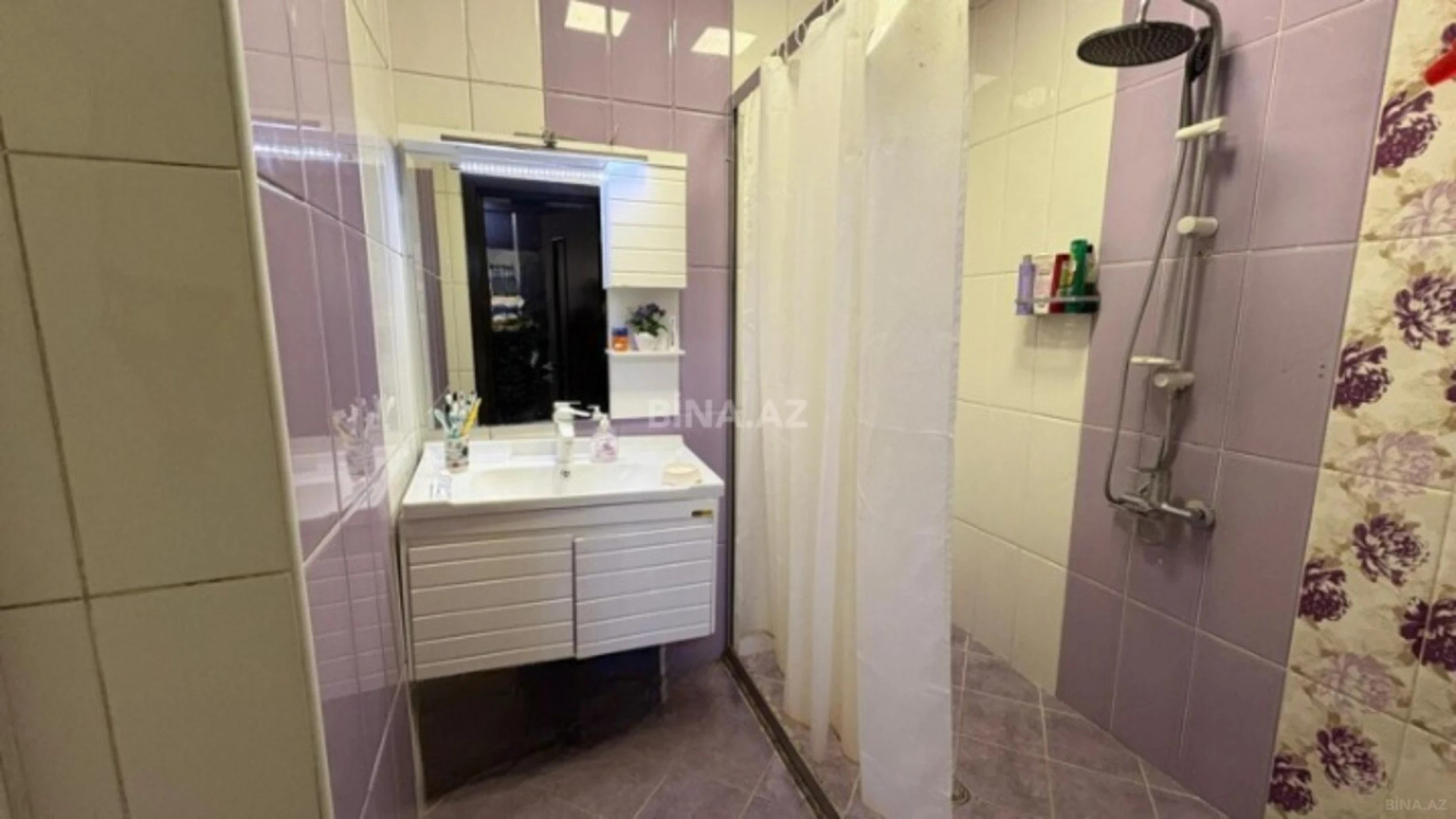 Satılır 4 otaqlı mənzil 135 m²