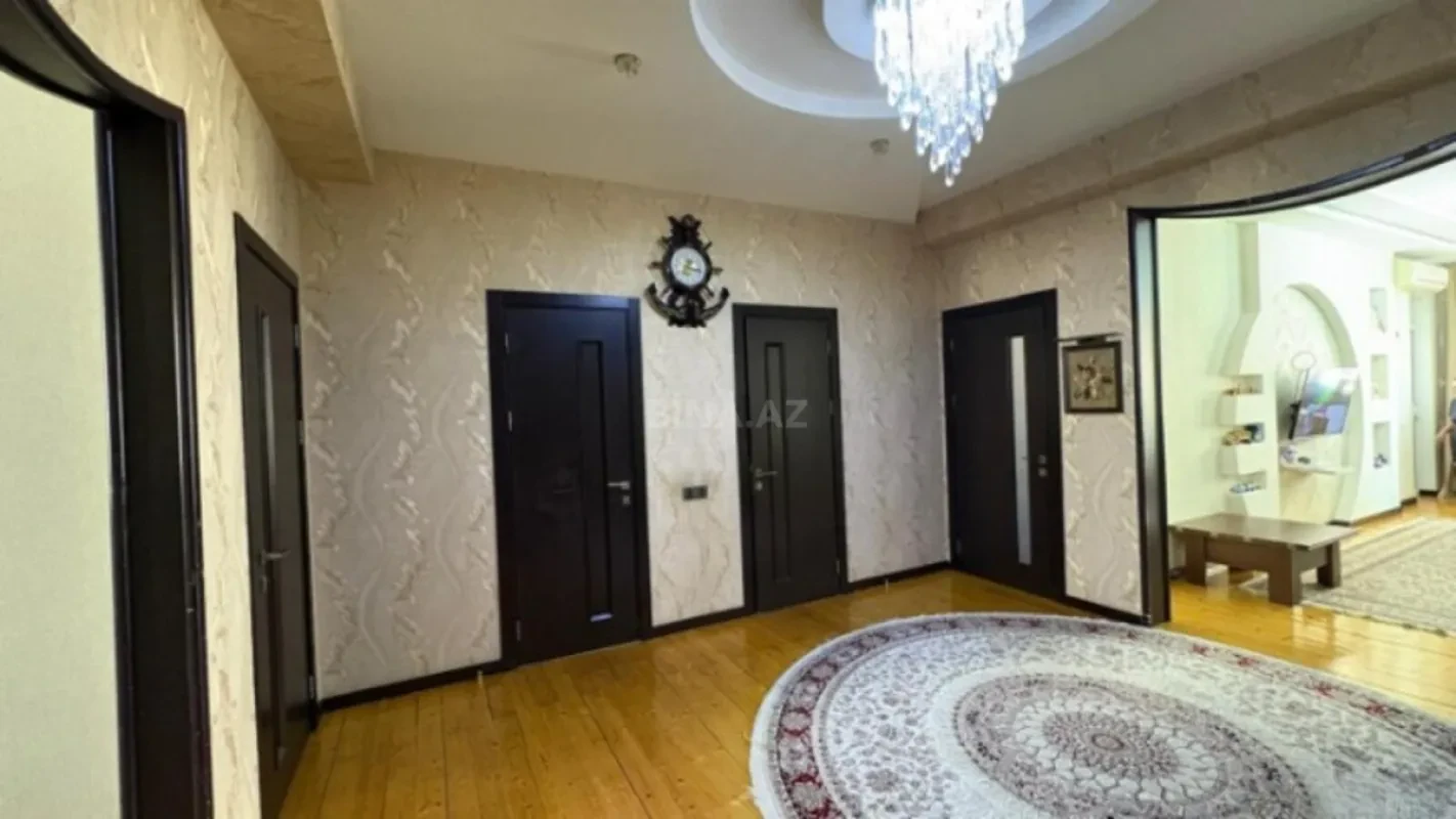 Satılır 4 otaqlı mənzil 135 m²