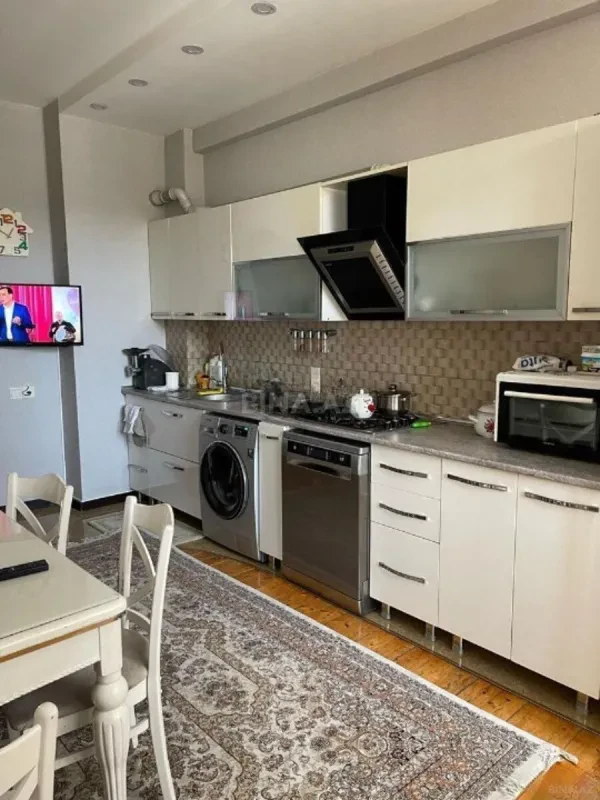 Satılır 4 otaqlı mənzil 135 m²