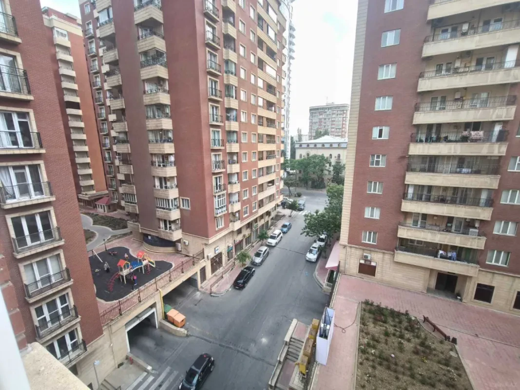 Satılır 4 otaqlı mənzil 180 m²