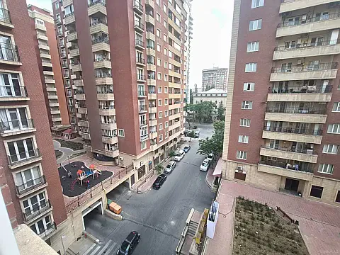 Satılır 4 otaqlı mənzil 180 m² — Bakı 4 otaq 180.00 m²