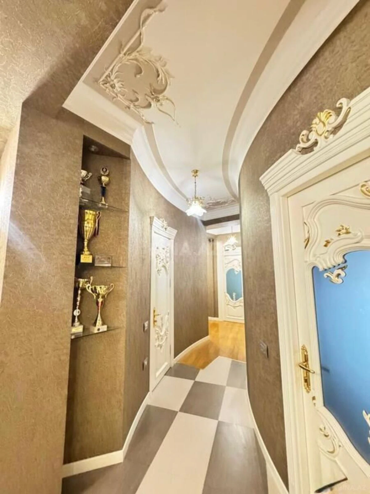 Kirayə verilir 4 otaqlı mənzil 210 m²