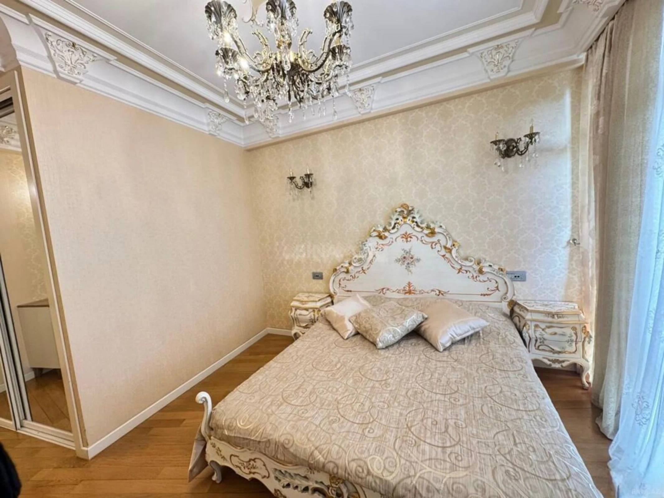 Kirayə verilir 4 otaqlı mənzil 210 m²