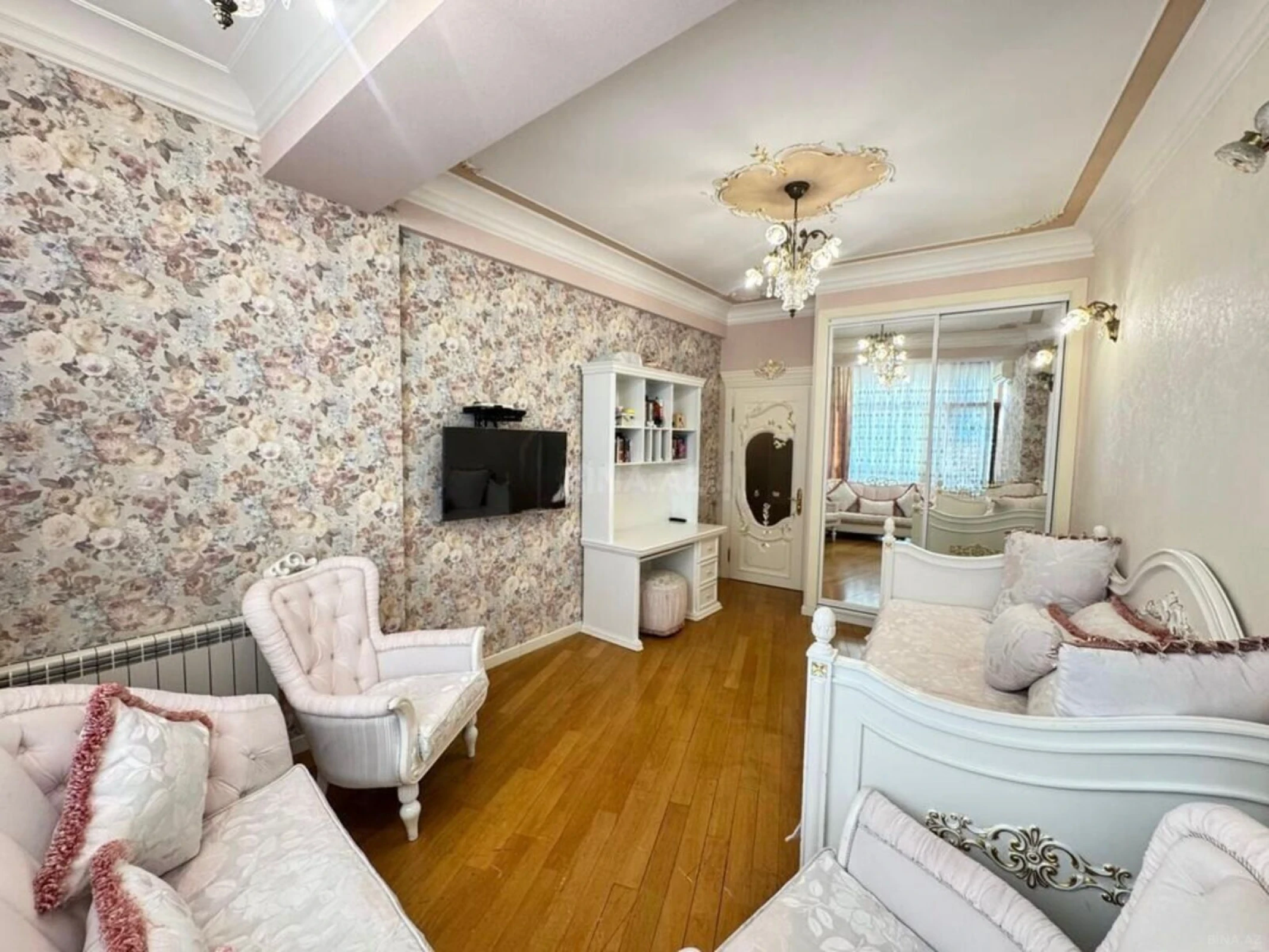 Kirayə verilir 4 otaqlı mənzil 210 m²