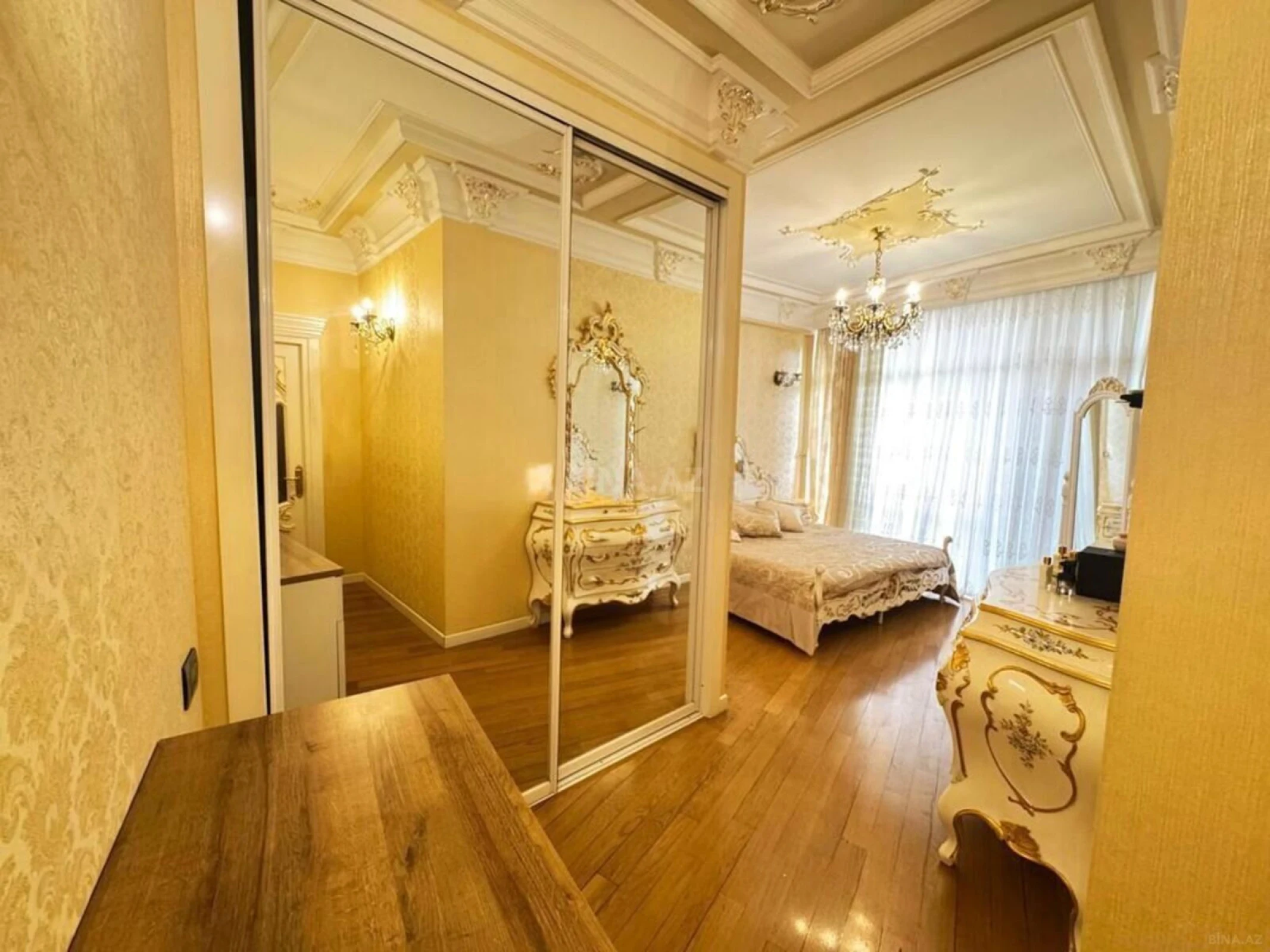 Kirayə verilir 4 otaqlı mənzil 210 m²