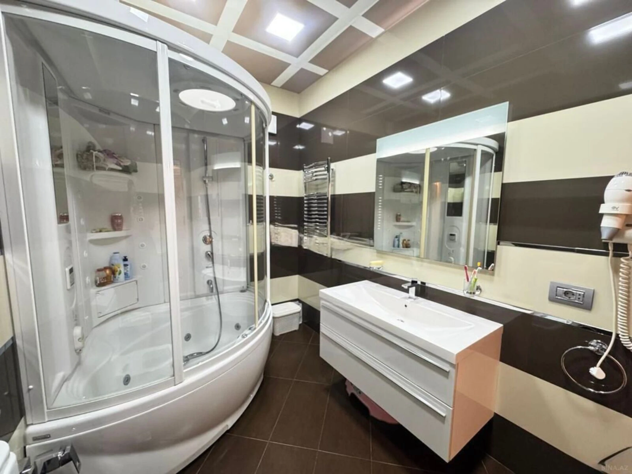 Kirayə verilir 4 otaqlı mənzil 210 m²