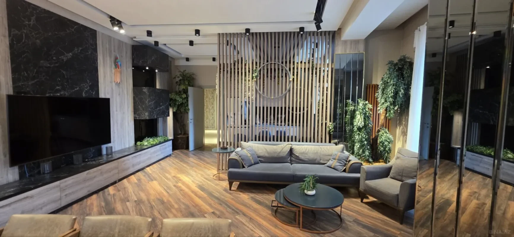 Satılır 5 otaqlı mənzil 250 m²