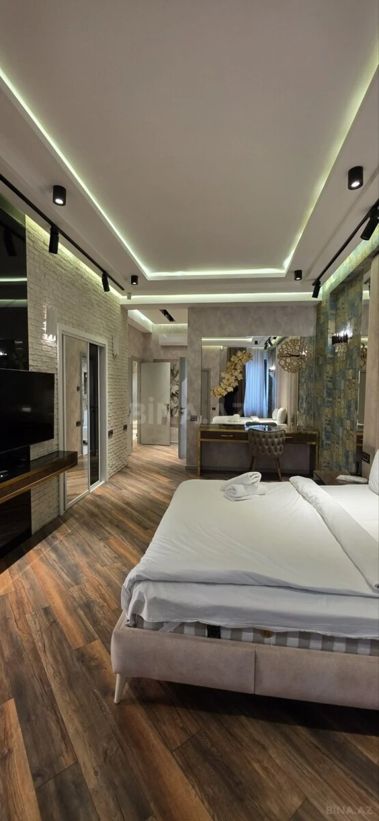 Satılır 5 otaqlı mənzil 250 m²