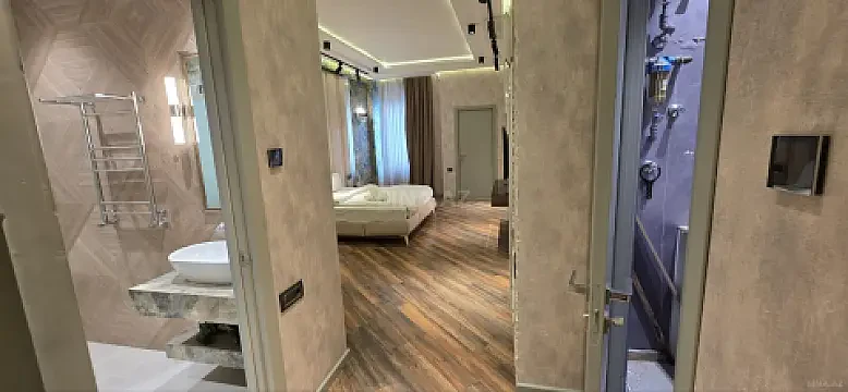 Satılır 5 otaqlı mənzil 250 m²