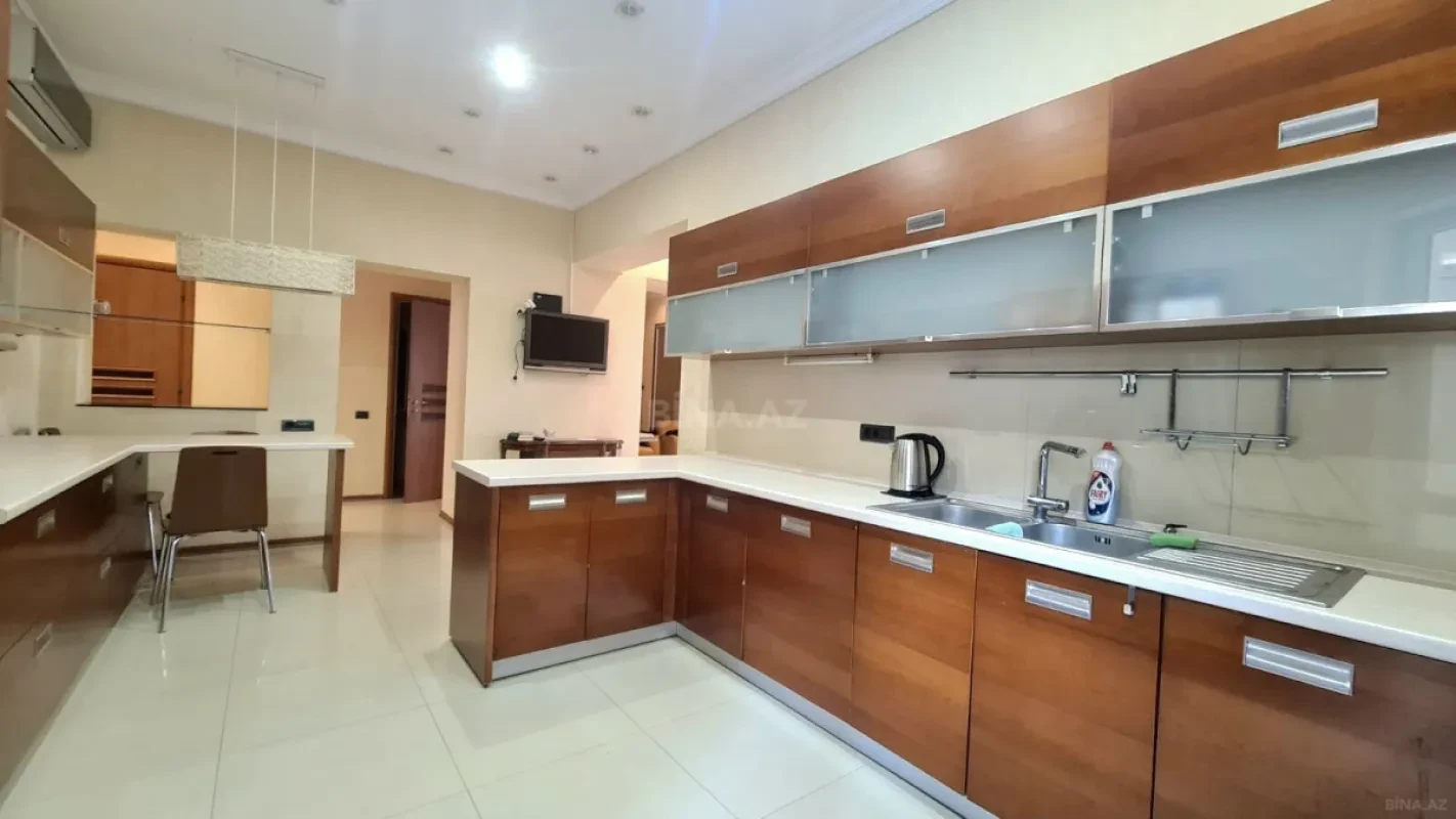 Kirayə verilir 3 otaqlı mənzil 185 m²